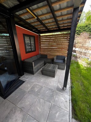 Terrace/patio - Tiny House 200 with Private Terrace, Garden, and Wi-Fi (Zadelsdorf)