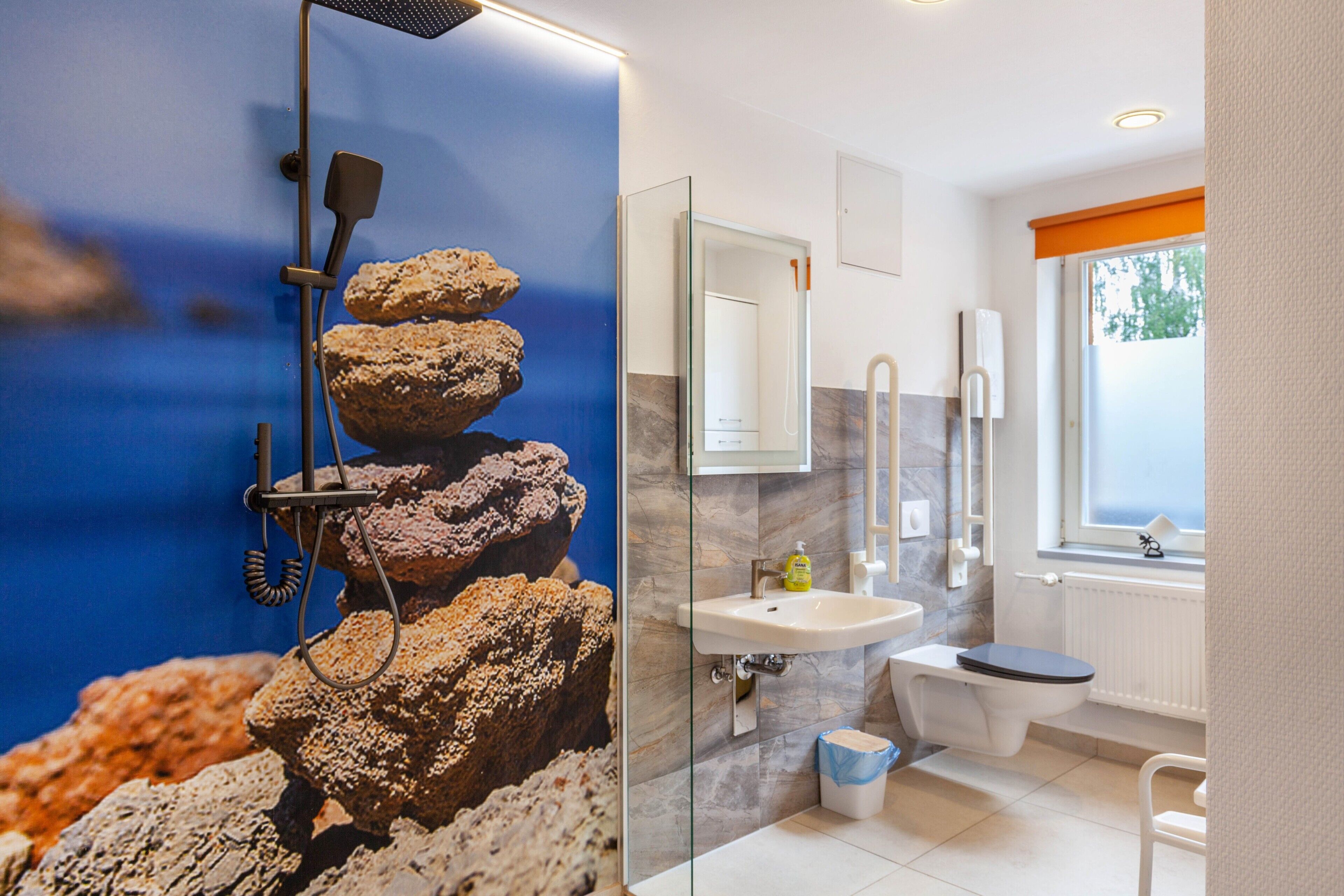 Dusche, kostenlose Toilettenartikel, Haartrockner