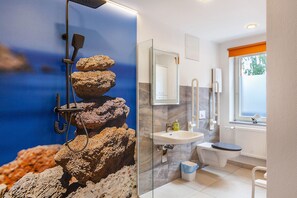 Dusche, kostenlose Toilettenartikel, Haartrockner