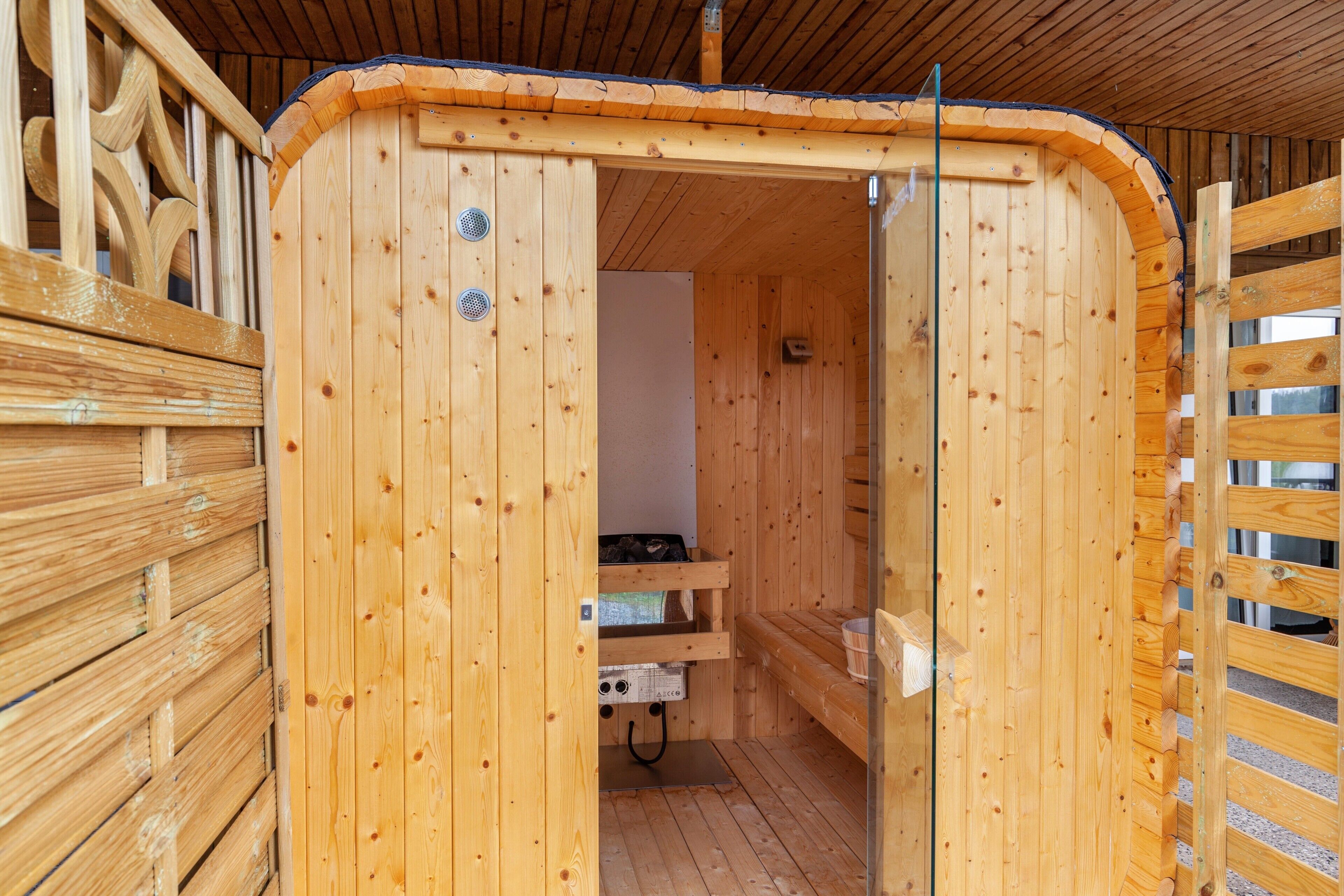 Een houten sauna met een bank, een bank met een handdoek, en een bank met een handdoek.