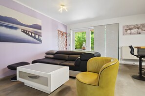 TV, stereo - Holiday Apartment "Zum Segel" 2 with Private Terrace and Wi-Fi (Zadelsdorf)