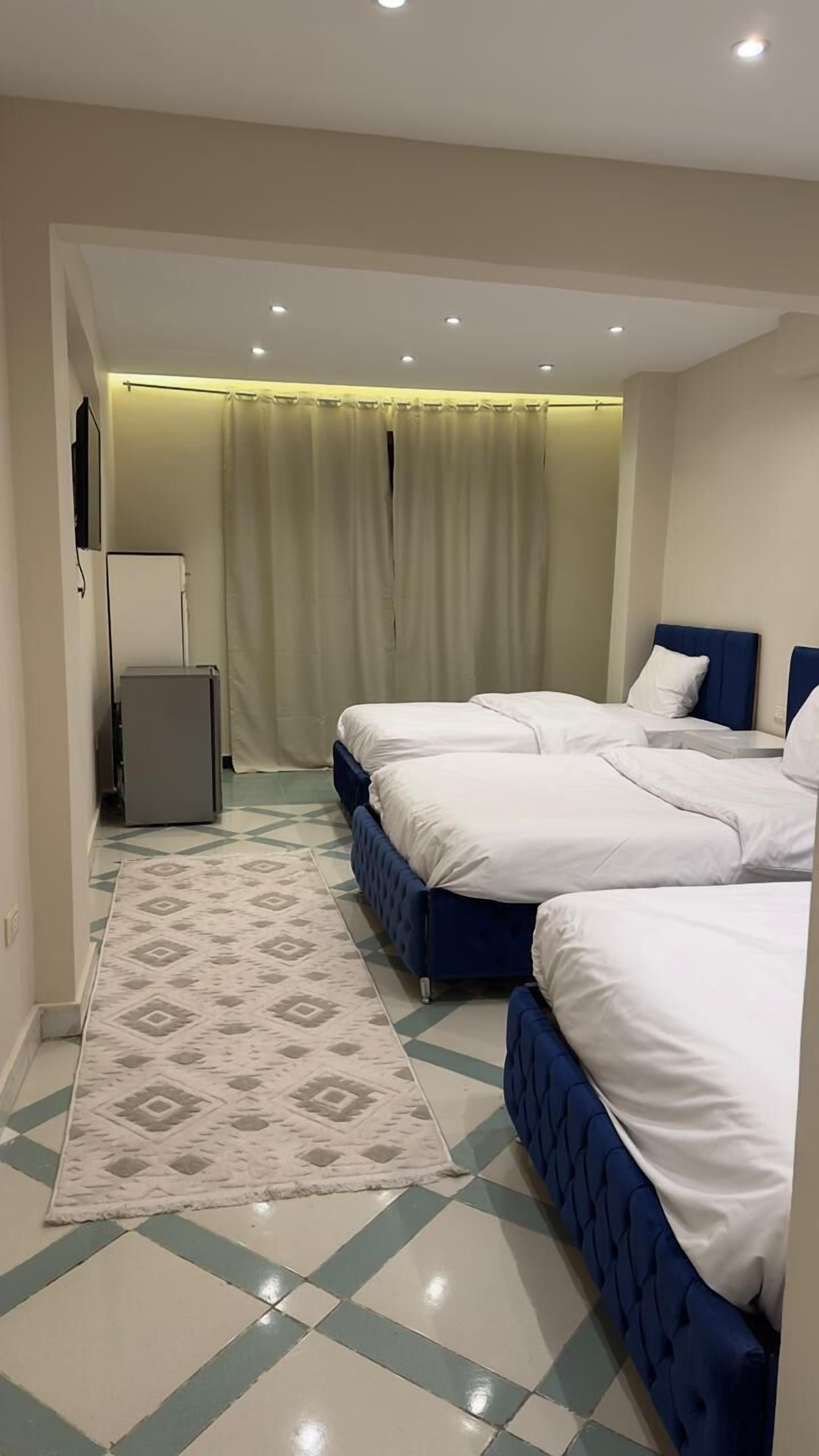 خزنة داخل الغرفة وبديكورات فريدة لكل غرفة وستائر تعتيم