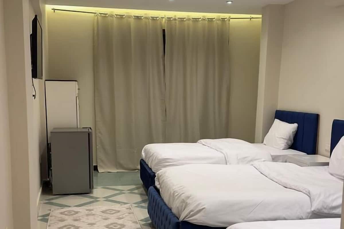 Family Triple Room | In-room safe, individually decorated, blackout drapes, soundproofing