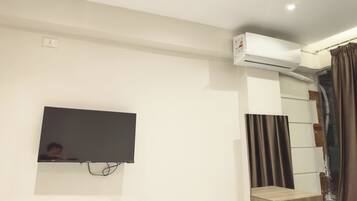 Cofres nos quartos, individualmente decorados, cortinas blackout