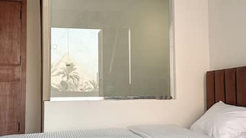 Habitación Deluxe con 1 cama matrimonial o 2 individuales | Caja de seguridad en la habitación y decoración personalizada