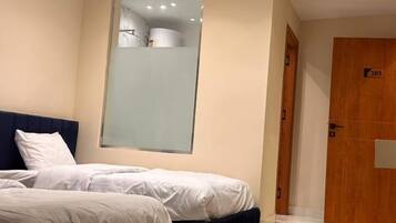 Family Triple Room | In-room safe, individually decorated, blackout drapes, soundproofing