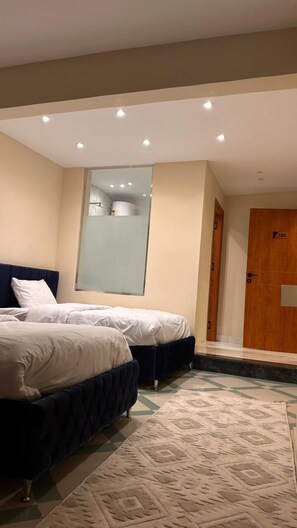 غرفة عائلية ثلاثية | خزنة داخل الغرفة وبديكورات فريدة لكل غرفة وستائر تعتيم