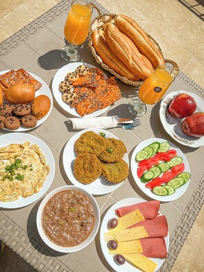 Frigobar, talheres/pratos/utensílios de cozinha