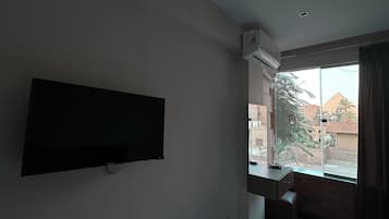 Habitación Deluxe con 1 cama matrimonial o 2 individuales | Caja de seguridad en la habitación y decoración personalizada