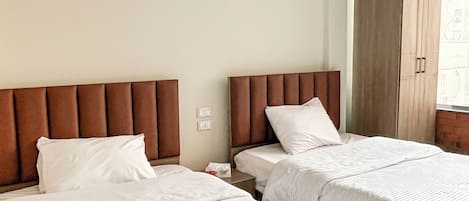 Deluxe dubbelrum eller tvåbäddsrum | Värdeförvaringsskåp på rummet och individuell inredning