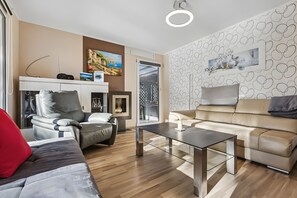 Fernseher, Kamin, Stereoanlage