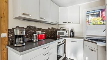 Frigorifero, microonde, forno, piano cottura