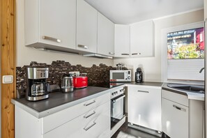 Kylskåp, mikrovågsugn, ugn och spishäll