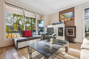 Fernseher, Kamin, Stereoanlage