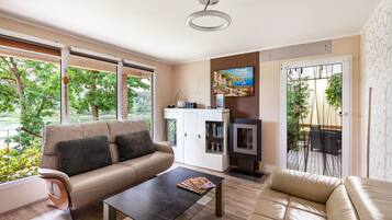 TV, fireplace, stereo
