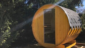 Una estructura en forma de barril de madera con una puerta que dice 'HOME DELUXE'.