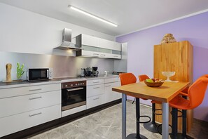 Fridge, microwave, oven, stovetop - Apartment “Zum Segel” 1 with Private Terrace and Wi-Fi (Zadelsdorf)