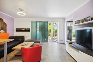 TV, stereo - Apartment “Zum Segel” 1 with Private Terrace and Wi-Fi (Zadelsdorf)