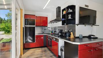 Jääkaappi, mikroaaltouuni, uuni, liesi