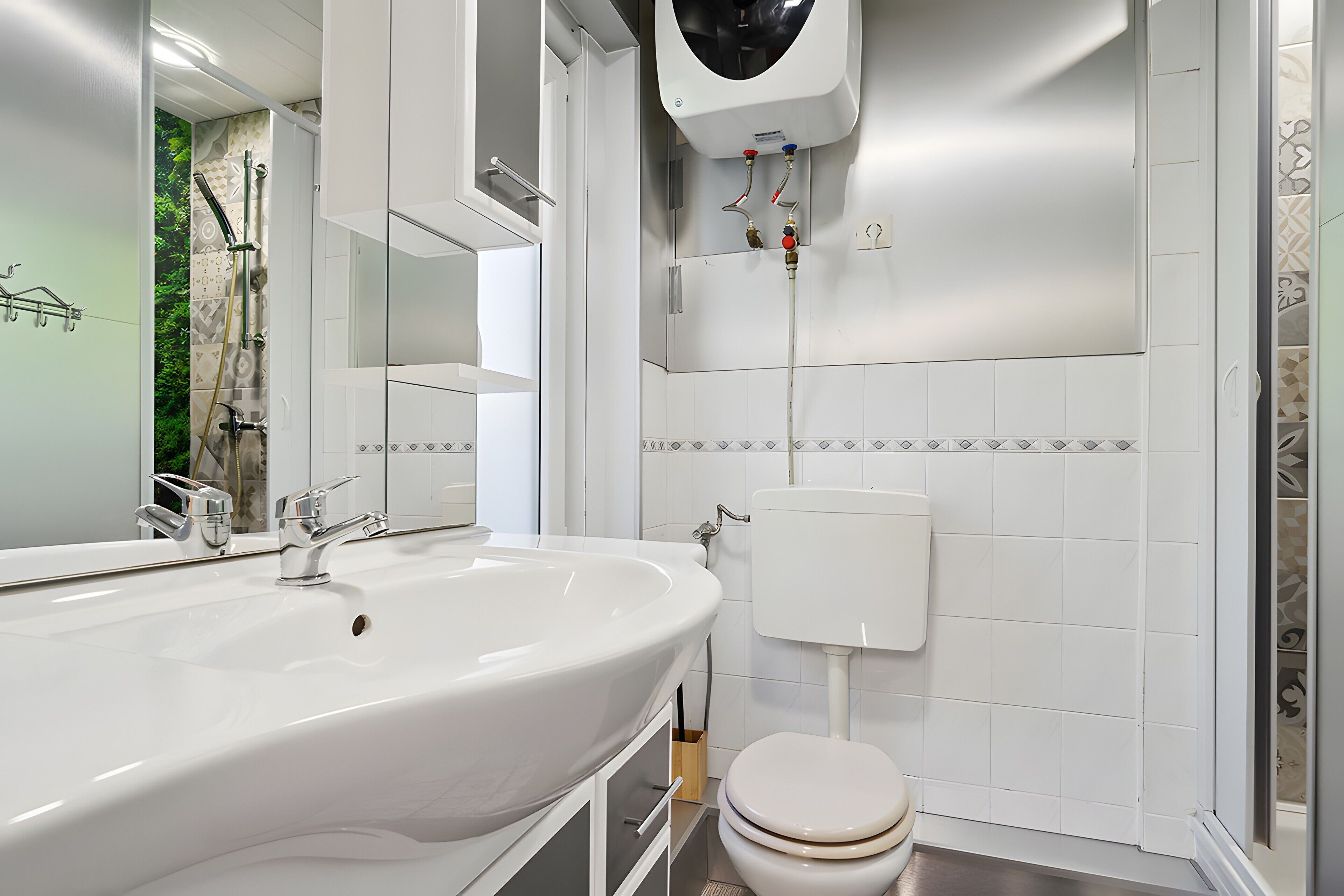 Shower, free toiletries, hair dryer