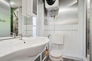 Douche, articles de toilette gratuits, sèche-cheveux