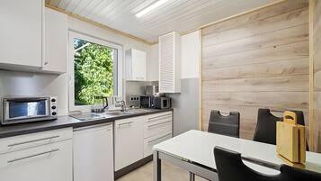 Frigorifero, microonde, forno, piano cottura