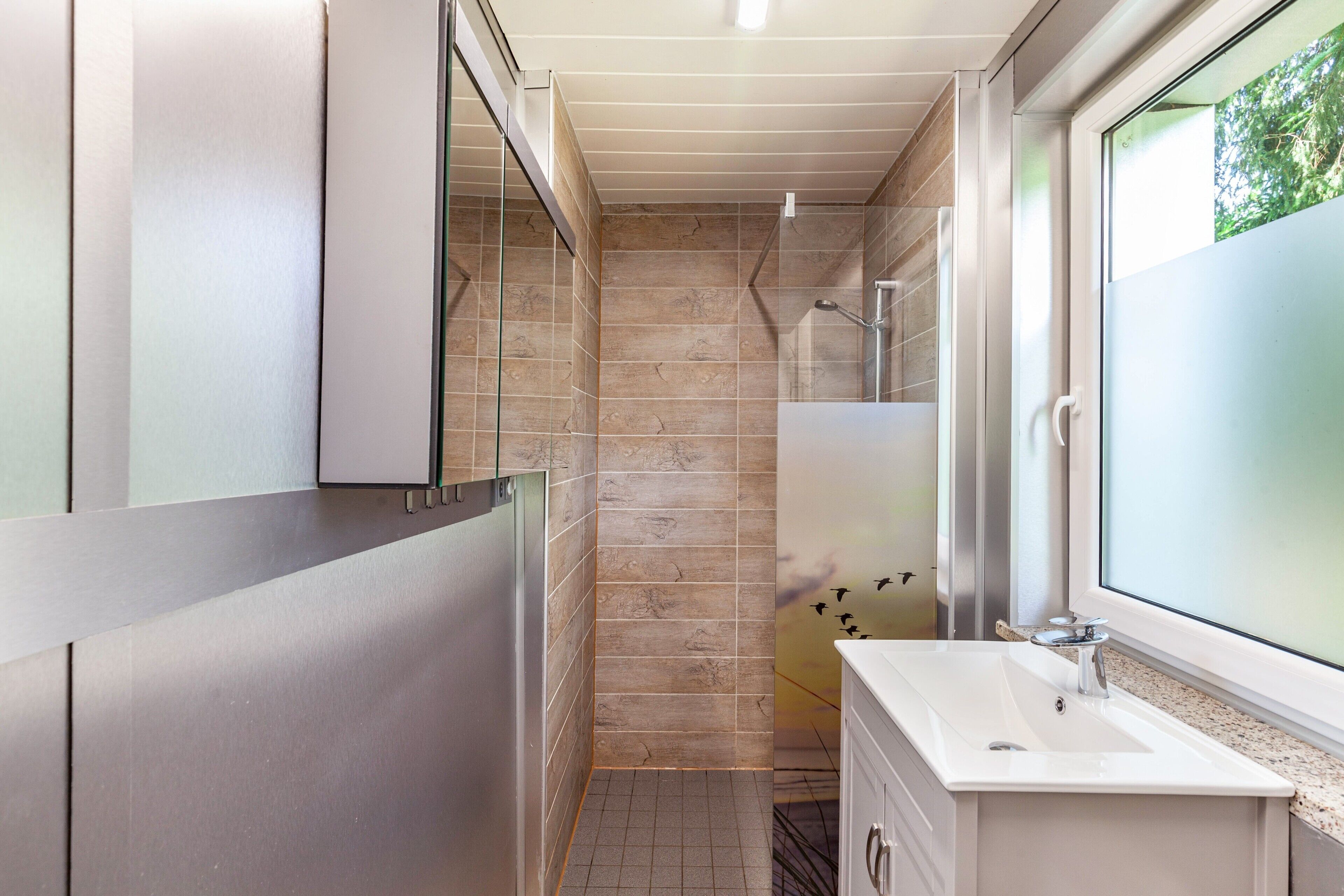 Een douche, gratis toiletartikelen, een haardroger