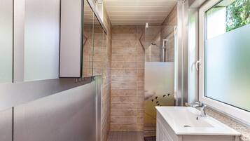 Een douche, gratis toiletartikelen, een haardroger
