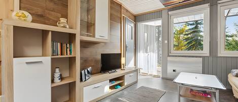 Una televisión, un reproductor estéreo