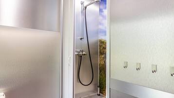 Dusche, kostenlose Toilettenartikel, Haartrockner