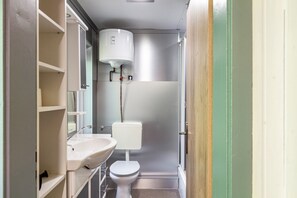 Shower, free toiletries, hair dryer