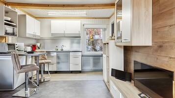 Geladeira, micro-ondas, fogão, cooktop