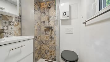 Dusche, kostenlose Toilettenartikel, Haartrockner