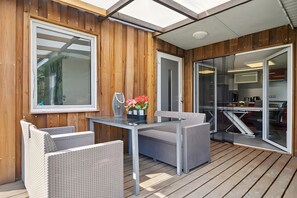 Outdoor dining - Holiday Home 'Ferienhaus 35' with Private Terrace, Shared Garden and Wi-Fi (Zadelsdorf)