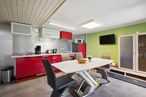 Fridge, microwave, oven, stovetop - Holiday Home 'Ferienhaus 35' with Private Terrace, Shared Garden and Wi-Fi (Zadelsdorf)