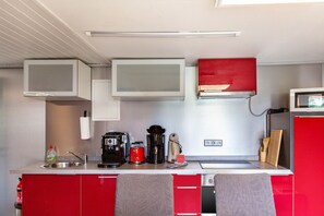 Réfrigérateur, micro-ondes, four, plaque de cuisson