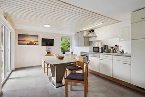 Fridge, microwave, oven, stovetop - Holiday Home 'Ferienhaus 36' with Private Terrace, Shared Garden and Wi-Fi (Zadelsdorf)