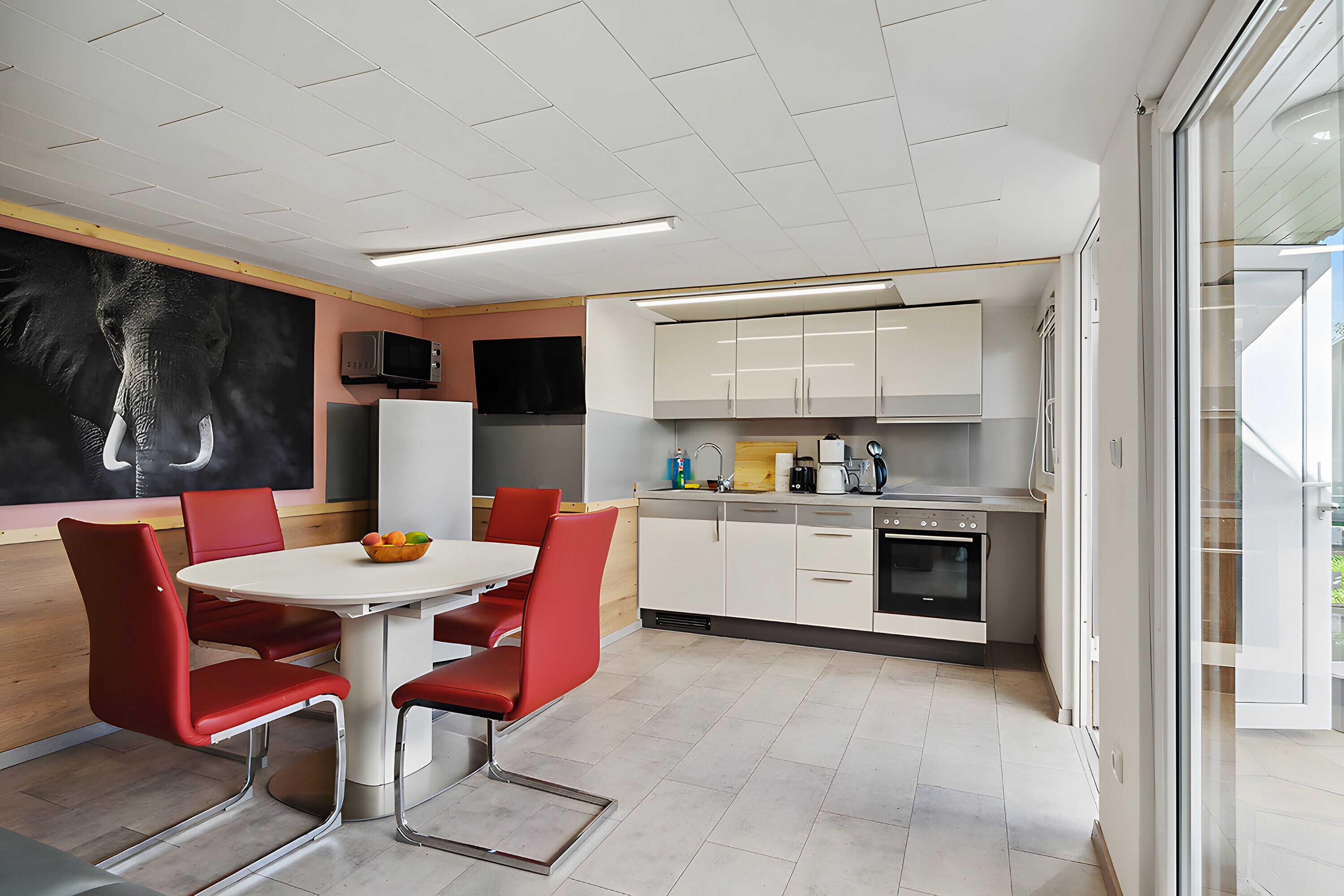 Frigorifero, microonde, forno, piano cottura