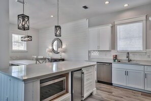 Fridge, microwave, oven, stovetop - King's Court | Luxury Beach Escape | Huge Private Pool/Spa | 6-Seater Golf Cart (Destin)