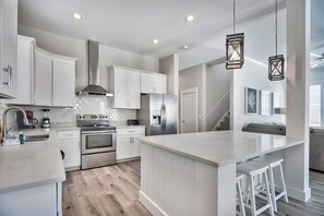 Fridge, microwave, oven, stovetop - King's Court | Luxury Beach Escape | Huge Private Pool/Spa | 6-Seater Golf Cart (Destin)