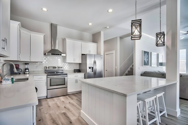 ثلاجة، ميكروويف، فرن، موقد طهي مسطح