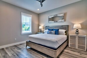 8 bedrooms, iron/ironing board, travel crib, free WiFi - King's Court | Luxury Beach Escape | Huge Private Pool/Spa | 6-Seater Golf Cart (Destin)