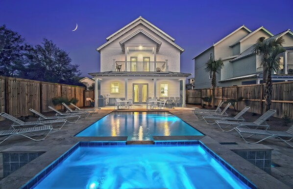 A heated pool - King's Court | Luxury Beach Escape | Huge Private Pool/Spa | 6-Seater Golf Cart (Destin)
