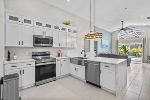 Kjøleskap, mikrobølgeovn, ovn og kokeplater