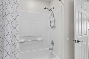 Jetted bath, towels, toilet paper - Luxury 5BR Villa w/ Pool, Spa, Gazebo & Lounge – 10 Mins to Disney (Kissimmee)