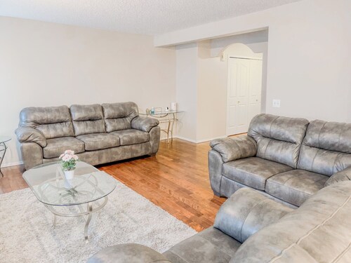 Charming Private Room Close To West Edmonton Mall