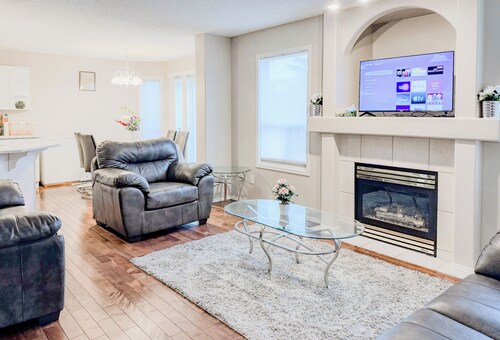 Charming Private Room Close To West Edmonton Mall