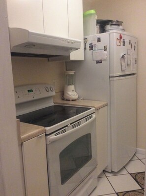 Mikrobølgeovn, ovn, kokeplater og oppvaskmaskin
