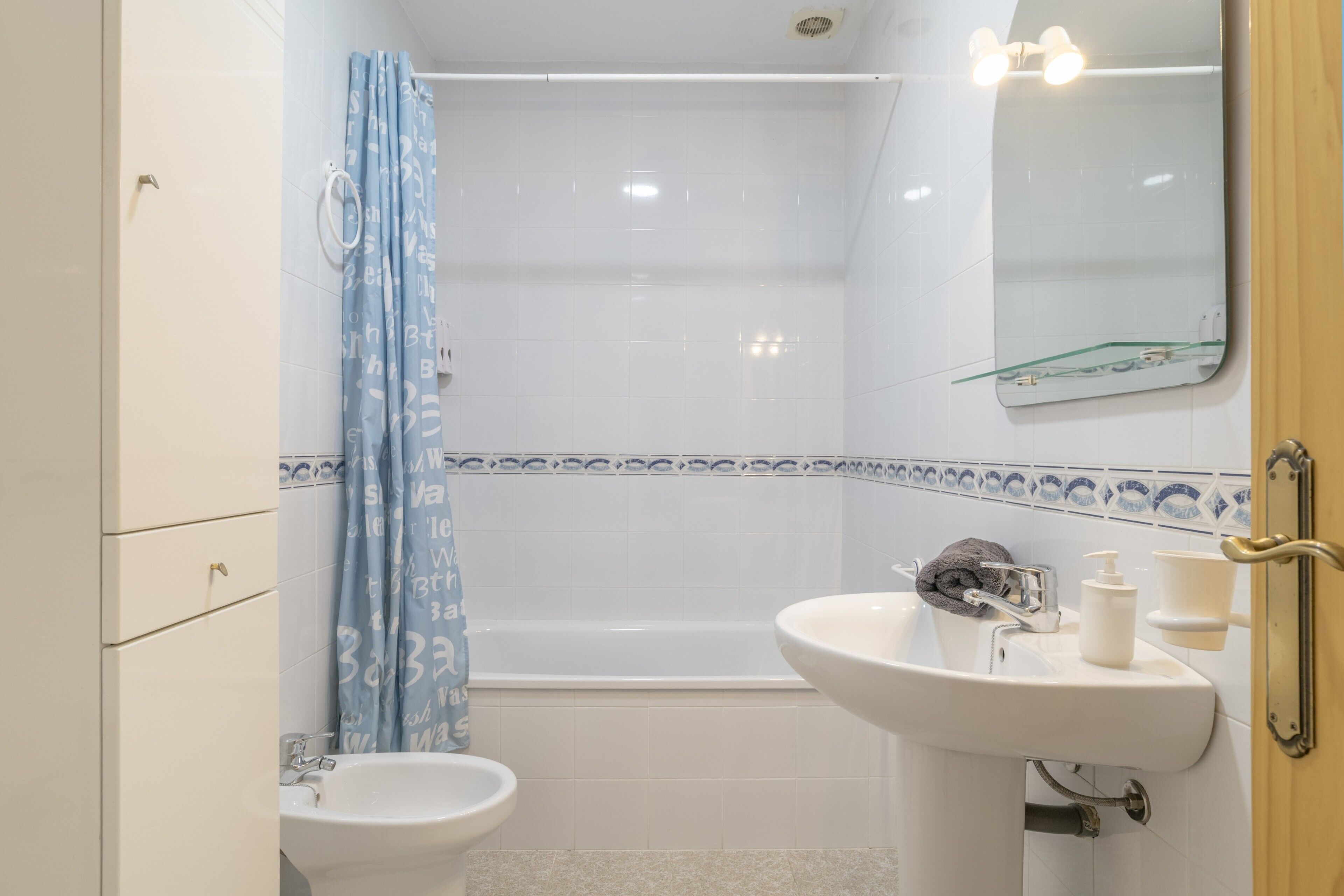 Une salle de bain avec une baignoire, un lavabo et des toilettes.