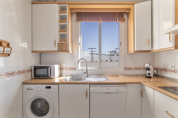 Fridge, microwave, stovetop, dishwasher